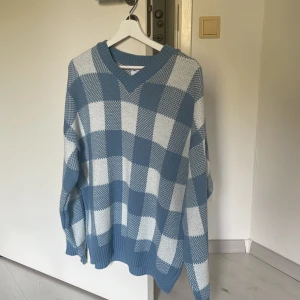 Stickad tröja - Säljer denna stickade tröja som jag använt enstaka gånger pågrund av att den är lite för stor för mig. Den är i M men är rätt oversized så passar nog bättre på en L.