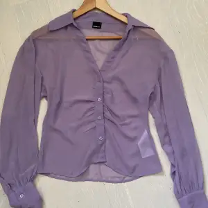Lila, luftig skjorta från Gina tricot. Oanvänd, bara provad. 💞