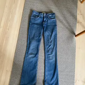 Jag säljer mina bootcut jeans från zara då dom blivit för små! Jätte fint skick och jag skulle säga att dom passar dig som är 160cm lång 