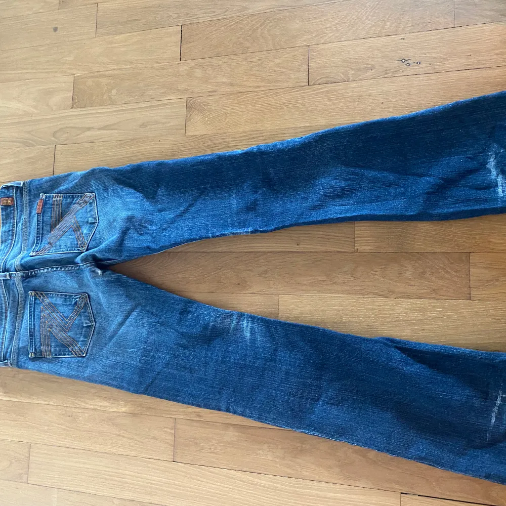 Supercoola jeans från 7 for all mankind💕 dom är för långa och lite för stora på mig som är 160 cm. Jag brukar vanligtvis ha storlek xs-s eller 26 i jeans. Skriv privat för fler bilder och detaljer. Dom är köpta secondhand men är i gott skick!. Jeans & Byxor.