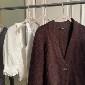 Stickad Kofta   - Brun stickad kofta i fint skick från Gina Tricot, stl. M