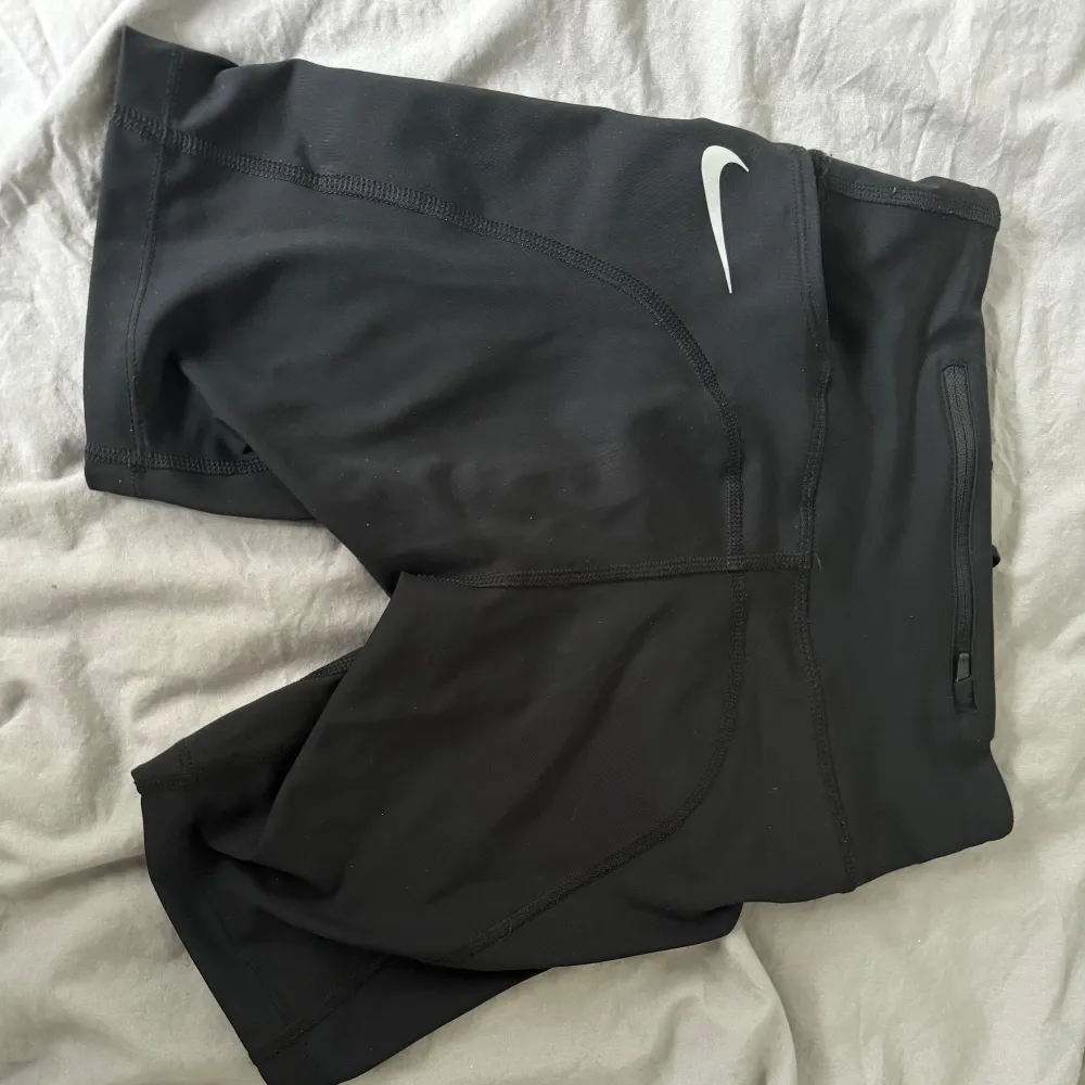 Säljer nu mina älskade short då dom är för små, dessa är en limiterad edition som är i stretch material med hela 3 fickor och snören. Pris går o diskutera 💗. Sportswear.