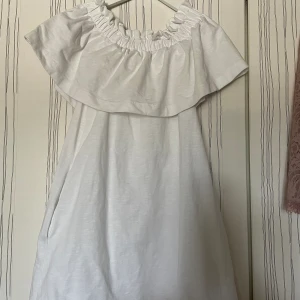 Studentklänning/klänning - Använt en gång, perfekt studentklänning/sommarklänning. Väldigt stretchig i materialet så den passar 32/34/36.  Finns en diskret ficka 