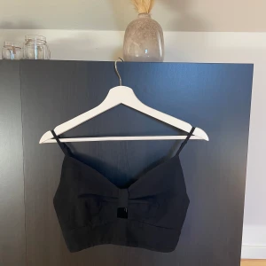 Topp från vero Moda, storlek s - Väldigt fin svart topp, i nyskick 