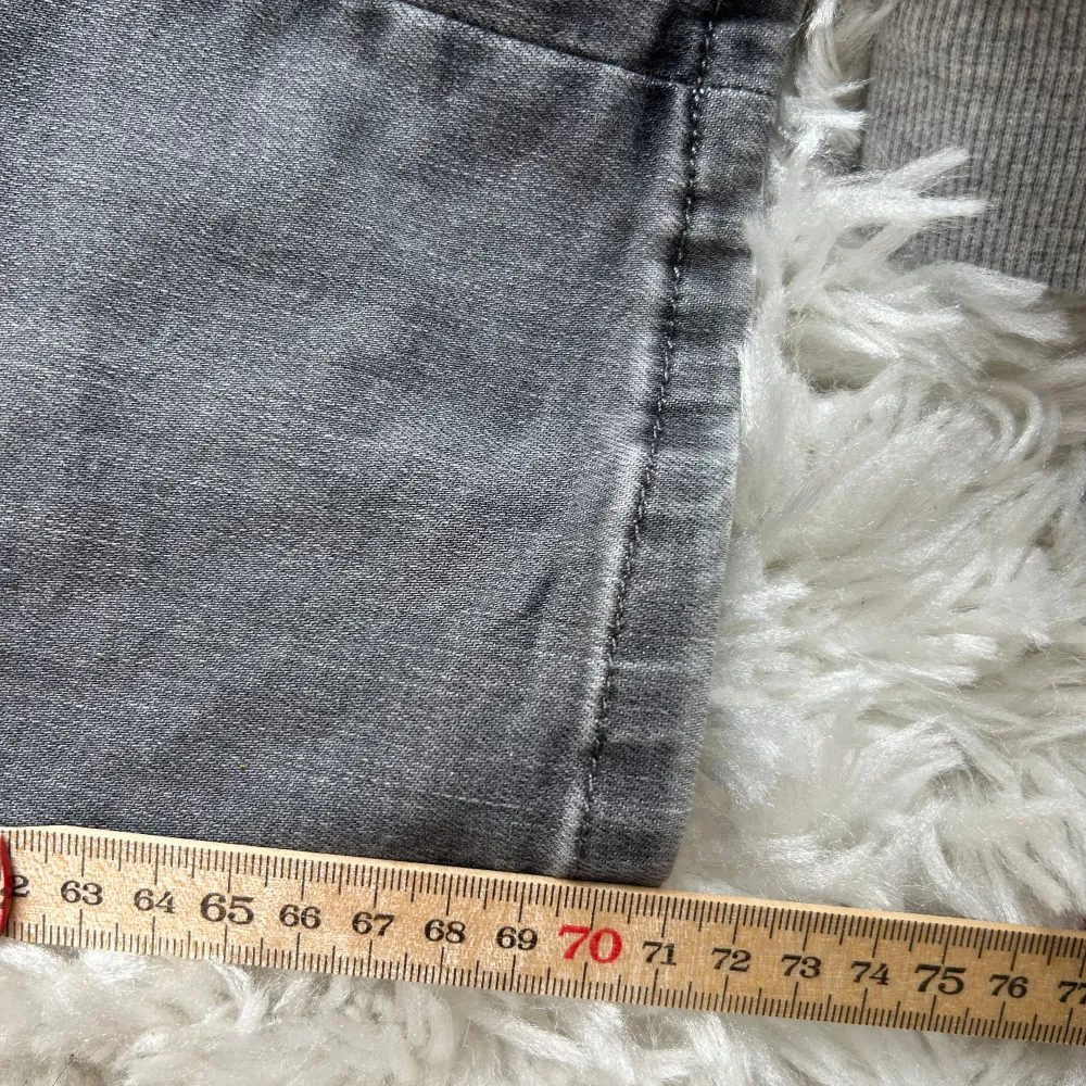 Så fina lågmidjade jeans från märket Pepe jeans , i toppskick🖤🖤strl 25/30, midjemått 33cm och innerbenslängd 71cm. Jeans & Byxor.