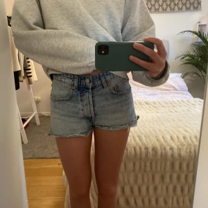 Ljusblå jeansshorts  - Jeansshorts från Zara i en fin ljusblå tvättad färg! Passar jättebra nu till sommaren Midja: 36cm