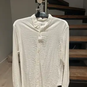Säljer denna vita skjortan från Zara i strl M. Den är använd men i väldigt fint skick.  Pris kan diskuteras vid smidig affär