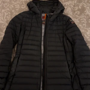 Parajumper jacka  - Säljer min parajumpers jacka fint skick i storlek xs men passar för dom som har storlek s också 