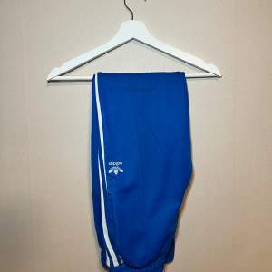 Sparsamt använda byxor från Armani i storlek S som är del av sett och tröjan finns tillgängliga. Finns att hämta i Uppsala och Stockholm.