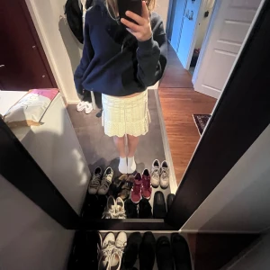 Jättegullig kjol - Supersöt ifrån zara, använd en gång så nyskick💕💕säljer endast för bra pris så hör av er om ni är intresserade! Nypris ca 380kr