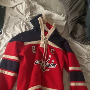 Washington hockey tröja - Hadde den när jag var lite mindre men de ä inget sönder eller nå annat fel på den