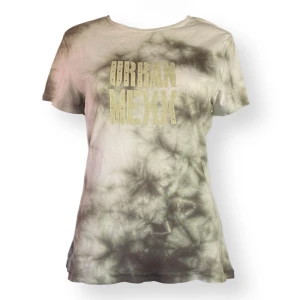 T-Shirt  - T-Shirt från Mexx, storlek XL. Dockan använder XS. Finns ett hål på baksidan! MÅTT: Axel till axel 38cm, ärmlängd 15cm, armhåla till armhåla 47cm & längd 61cm. 