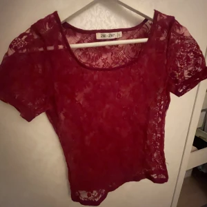 Spetstopp - Superfin vinröd spetstopp!🎀storlek s men passar xs-s. Kan inte ha tröjan längre så fråga inte om bilder med den på.