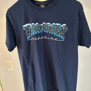 Thrasher T-shirt - Använd några ggr men väldigt fint skick. Den är i storlek M men tror den har krympt lite i tvätten så den passar nog S! Köparen står för frakt:)