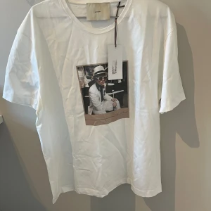 Limitato T-shirt  - Helt ny ljus beige T-shirt från limitato med alla tags på! Passar perfekt till det varma vädret i sommar 😍☀️Storleken är M men passar absolut super till någon som även har L. Nypris ligger på 2700kr! Skriv gärna för eventuella frågor // Fabian