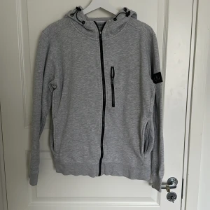 Lagency kofta (grå) - Kofta från märket lagency, allmänt bra skick bara begagnad. Inga defekter.