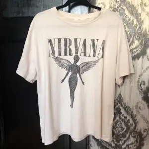 Nirvana T-shirt från H&M i nyskick. Inga defekter har sällan använt. Skön sov/mys tröja och snygg att styla upp