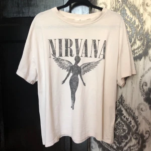Nirvana T-shirt - Nirvana T-shirt från H&M i nyskick. Inga defekter har sällan använt. Skön sov/mys tröja och snygg att styla upp