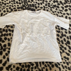 Moncler tröja - Jättefin Moncler t-shirt använd få tal ggr❤️