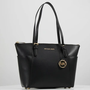 Michael kors  - Michael kors väska helt ny, inte min stil därför säljer jag den. Går att bära som en axelremsväska. Det är Lånade bilder..