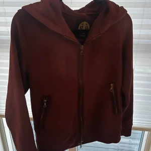 Limitato Zip - Limitato Zip vinröd köpt för runt 2200 inte använd så mycket!😁