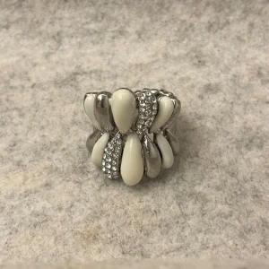 Silver ring - Silver ring köpt i spanien. Aldrig använd då jag inte använder silver. Det är som ett resor så den passar alla storlekar