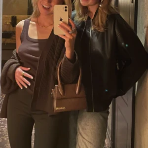 Jacquemus väska  - Mellanstorlek Jacquemus väska brun, äkta. Band ingår! Modell Chiquitos Moyen