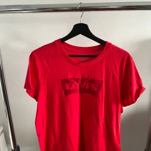 Röd Levis-tröja  - Röd leviströja. Använd 1 eller 2 gånger. 