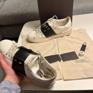 Valentino open sneakers  - Sjukt feta Valentino opens i storlek 42. Dom sitter stort. Använt skick defekter förekommer, allt og medföljer och digitalt kvitto finns. Nypris 7200, mitt pris 2250