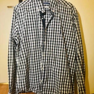 Randig svart & vitt  - Skjortan har inte kommit till användning längre, håller på att rensa skåpet  och vill bli av med de mesta.  Kom gärna med bud 😊 