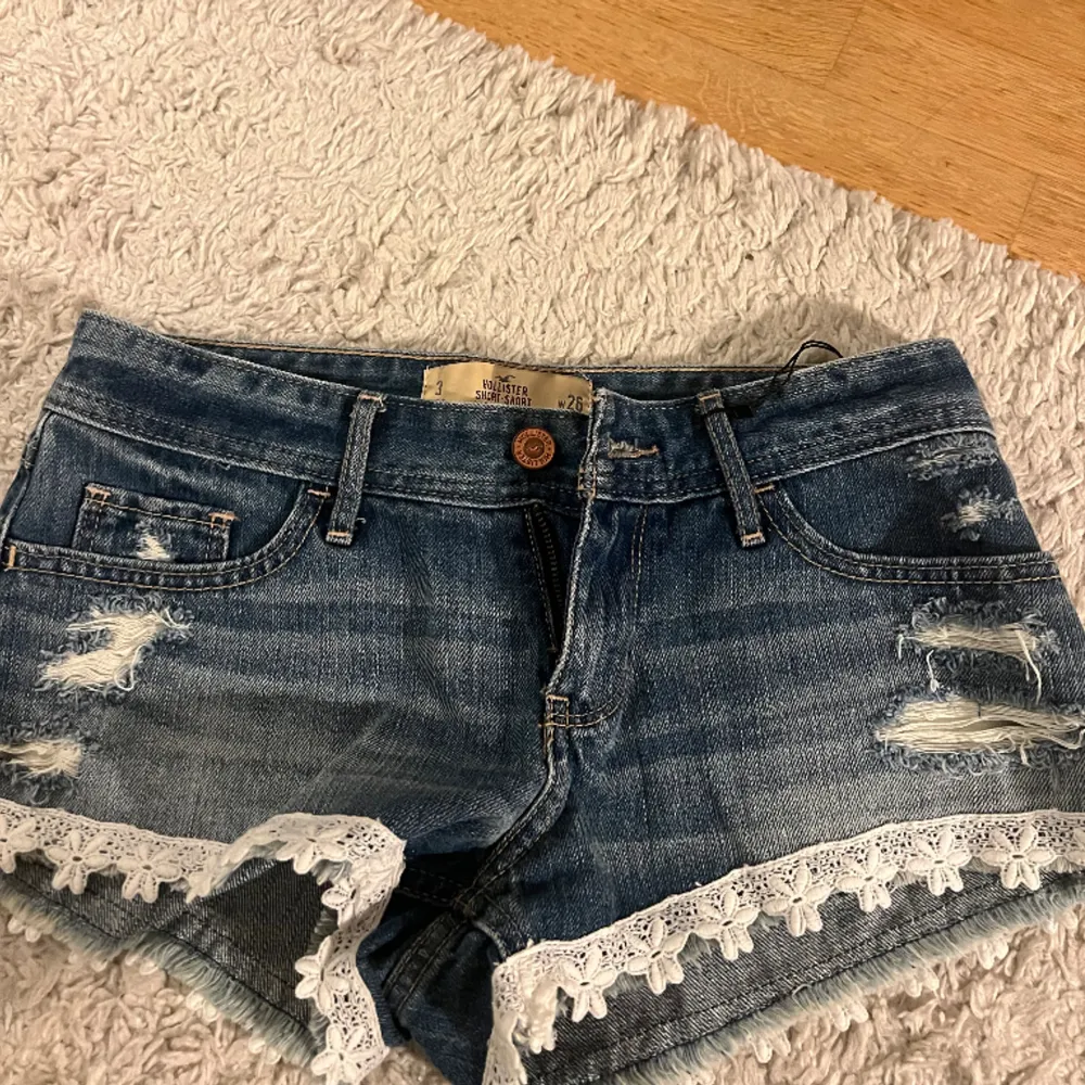 Säljer dessa supersnygga hollister jeansshortsen med spetsdetalj!!❤️❤️. Shorts.