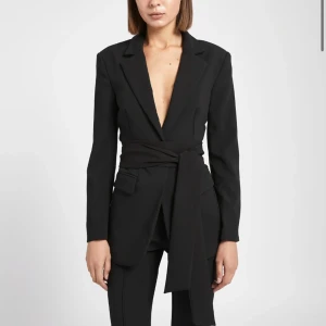 Blazer med bälte från Because of Alice, BOA - Blazer med bälte/skärp från BOA i storlek M. Helt ny, aldrig använd. 