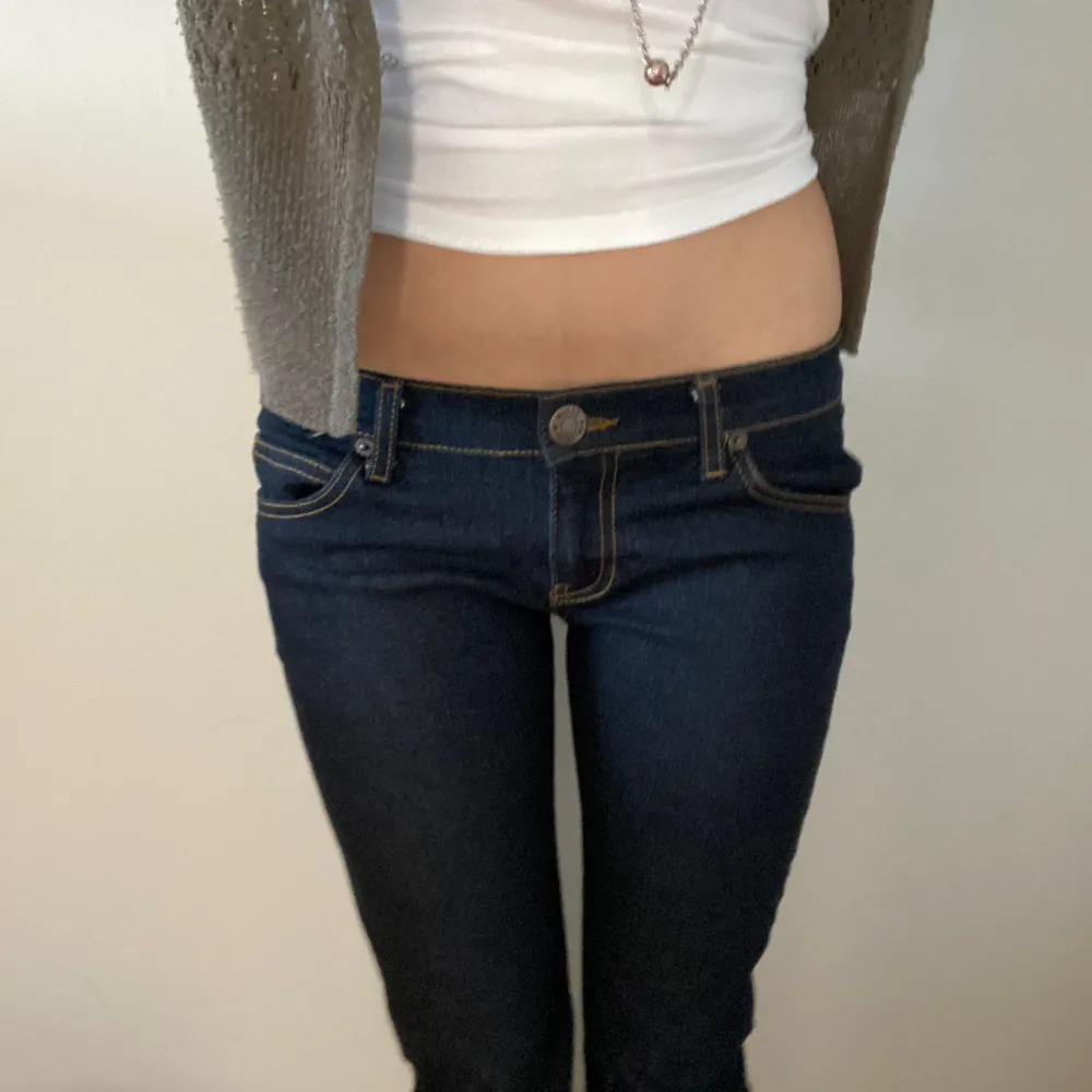 Assnygga lågmidjade jeans som jag köpte secondhand för ungefär ett år sedan. Dom är i jättefint skick och inga defekter, säljer då de är för korta för mig. Skriv bara för fler bilder eller mått 💗. Jeans & Byxor.