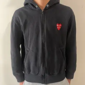 Tja säljer just nu denna skit snygga CDG zip hoodie. Den är i ett bra skick och är i storleken M men passar S. Nypriset är runt 2500kr och vårt pris är endast 799. 