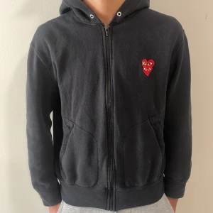 Cdg zip hoodie - Tja säljer just nu denna skit snygga CDG zip hoodie. Den är i ett bra skick och är i storleken M men passar S. Nypriset är runt 2500kr och vårt pris är endast 799. 