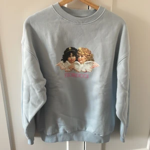 Fin tröja -  Säljer den hära jättefina tjock tröjan från FIORUCCI i xs.Har aldrig använt den och säljer den för 500 fast den kostar 800. kontakta mig om du vill köpa den.❤️ 