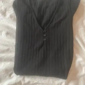 En svart kort klänning i ett väldigt fint skick!💖från h&m
