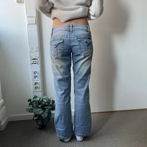 Lågmidjade  - Midjemått(rätt över): 35 cm  Innerbenslängd: 65cm Modellen är: 160 cm  Skriv om ni har några frågor💗//Perfectjeans