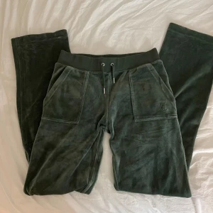 Juicy Couture Byxor - Säljer mina juicy couture byxor som jag endast använt 1 gång och som jag vill bli av med 🫶🏼 Inte min stil längre -- Nyskick