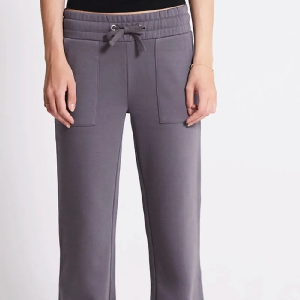 Ett par low waisted oanvända jätte populära mjukisbyxor med fickor bak🩷Priset går alltid att diskutera och köparen står för frakt🩷. Jeans & Byxor.