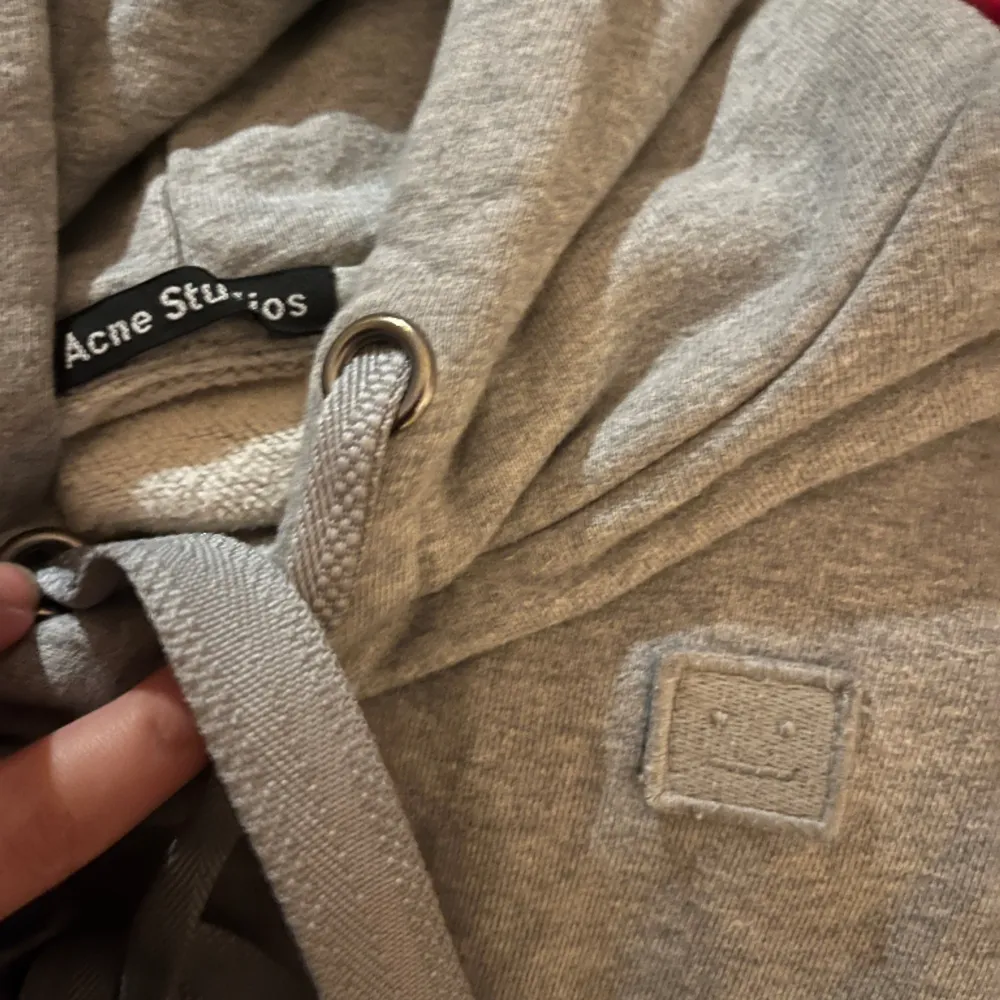 Acne studios ferris face logo hoodie säljs. Kommer ej till användning, köpt för 2500kr. Hoodies.