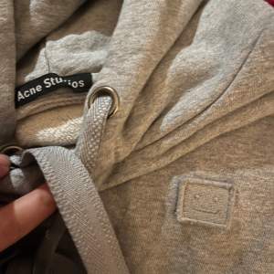 Acne studios ferris face logo hoodie säljs. Kommer ej till användning, köpt för 2500kr
