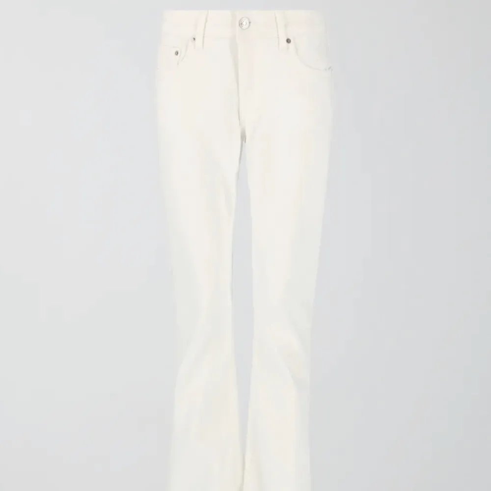 Fina vita lågmidjade bootcut jeans från Gina! Snålt använda, inga skador. Säljer pga att jag tycker dom är lite för korta tyvärr 🫶🏼 är ca 171. nypris : 500. Jeans & Byxor.