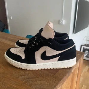 Air Jordan 1 Low Black Guava Ice - Säljer mina guava ice som gått upp i pris på marknaden runt 4-5000 kronor. Beställdes från restock, kvitto finns. Väldigt fint skick som man ser på bilderna.