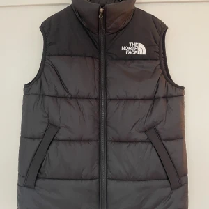 North face väst - North face väst, knappt använd och ser helt ny ut.  Nypris 1700kr