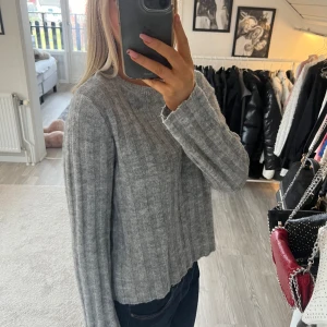 Stickad tröja  - Stickad tröga från H&M i jätte bra skick✨
