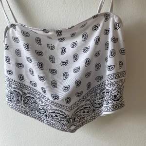 Topp - Topp, med knytning i ryggen, fint skick, få användningar 