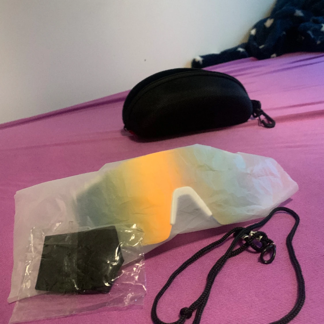 Säljer sportsolglasögon. Har haft den i typ 1 år men andvände den bara på sommarn  - 90