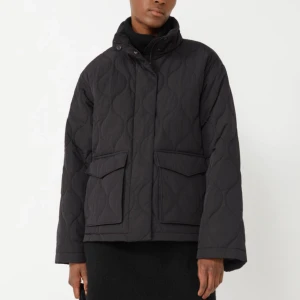 Jacka - Jacka från &other stories som inte längre finns kvar på hemsidan. Köpt för ett tag sen och använt ett par gånger. Jackan är i gott skick. Nypris 1300kr.