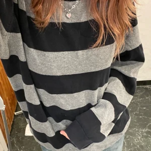 Randig tjocktröja - Cool randig tjocktröja från CLUB XPRS, storlek L men passar mig som brukar ha XS-S.  Jättenice material och bra kvalitet. Skriv vid intresse! <3